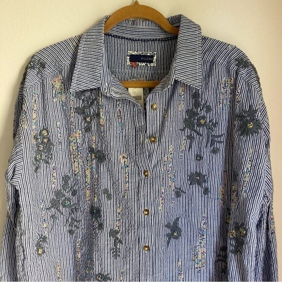 Pilcro Anthropologie Women’s Embroidered Buttondown size Small. NWT! Runs large - Picture 7 of 14